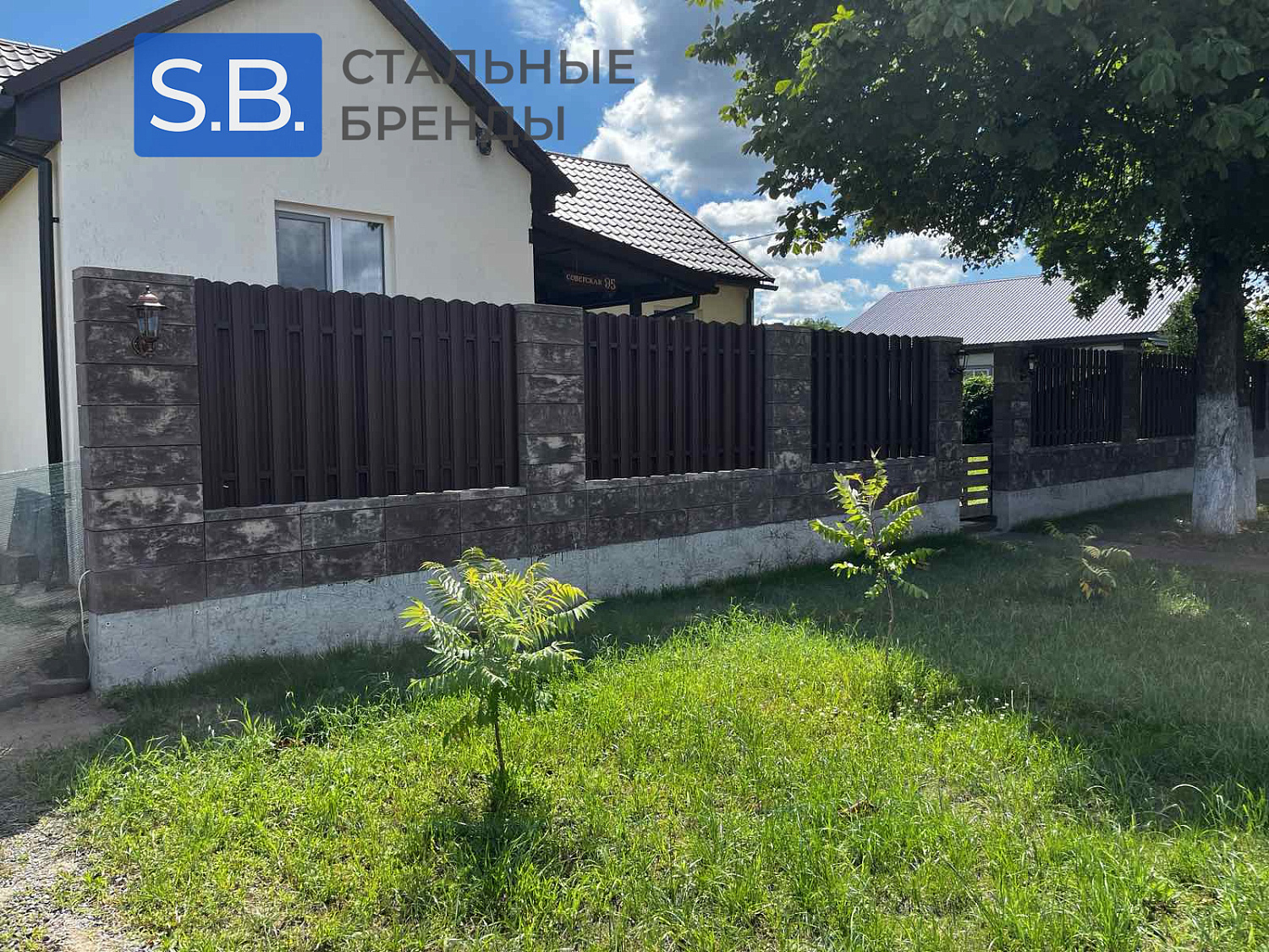 Забор из блоков с штакетником