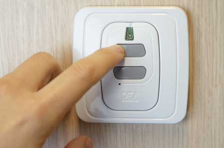 Держатель пульта ДУ настенный DEA