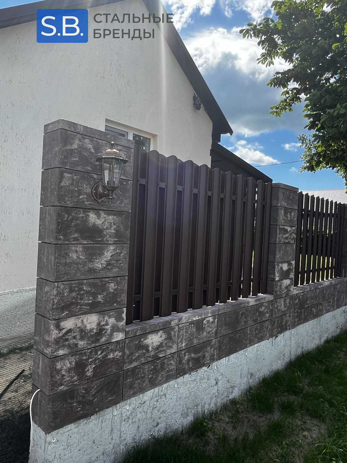 Забор из блоков с штакетником