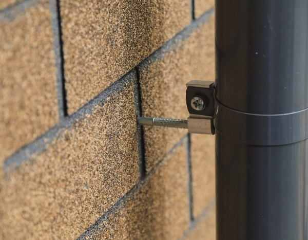 Металл ТН ПВХ ОПТИМА Хомут трубы металлический L=140, темно-коричневый, шт.